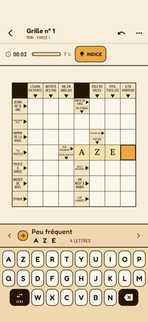 Grille de mots fléchés en cours de saisie, avec le bandeau de définition et le clavier